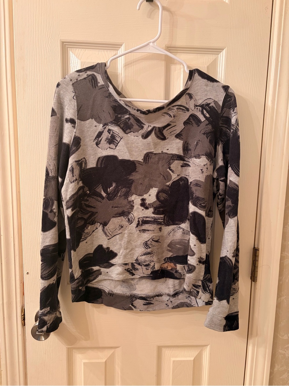 Women’s Gray & Black Abstract Print Long-Sleeve Top